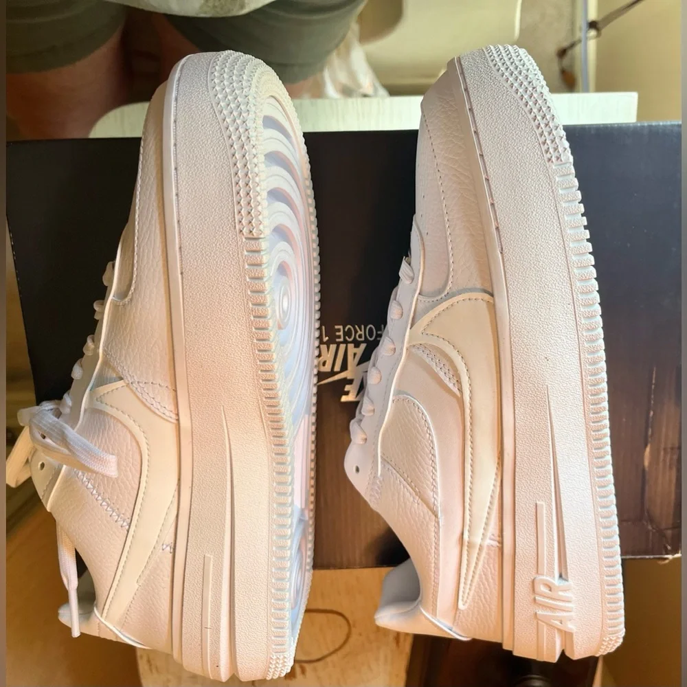 Women’s Air Force 1’s Platform Triple White Size 9 NEW in Box - Picture 4 of 9